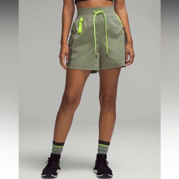 Lululemon Multi-Pocket Cargo High-Rise Hiking Short 5" Laurel Green 12 - Picture 3 of 14